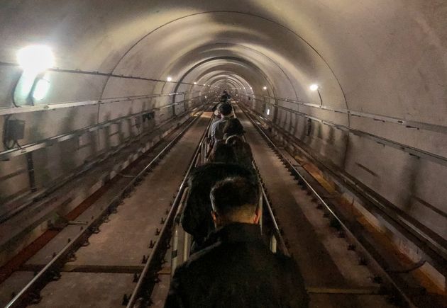 도시(간)지하(사이)공간: 수도권 퇴근객들은 어쩌다 지하철로를 걷게 되었나